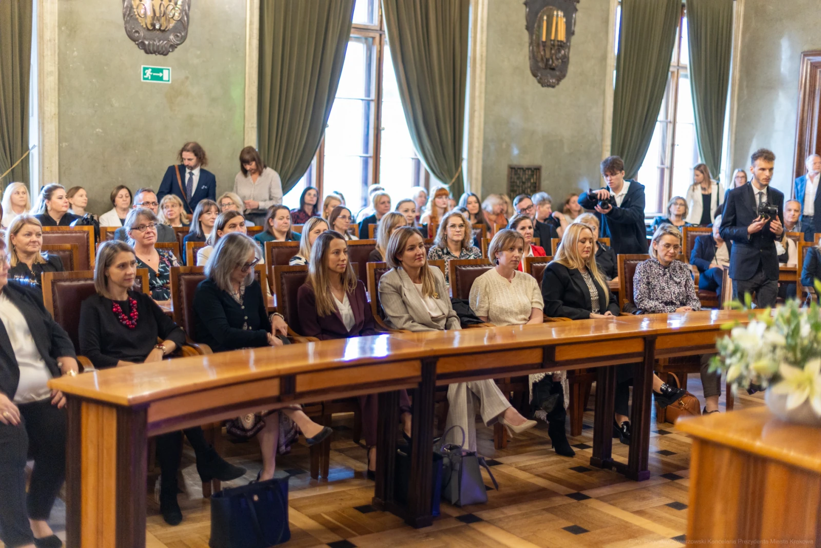 Grupa kobiet siedzących w sali konferencyjnej podczas wydarzenia.  Autor: Bogusław Świerzowski