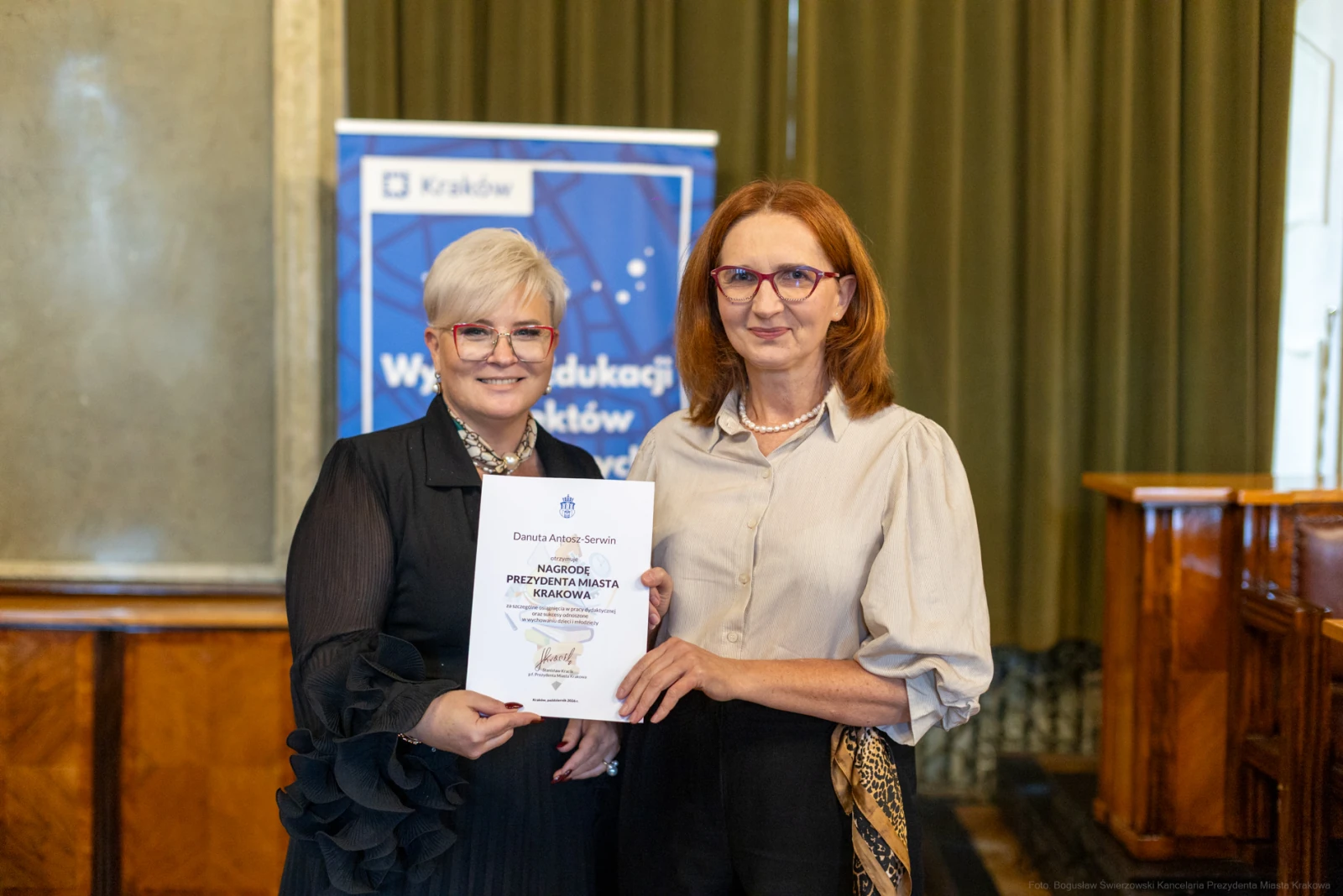 Dwie kobiety trzymają certyfikat w sali z zielonymi zasłonami.  Autor: Bogusław Świerzowski