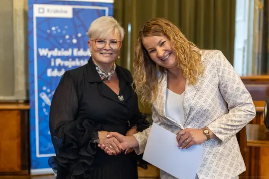 Dwie kobiety uścisnęły sobie dłonie podczas ceremonii wręczenia nagród.