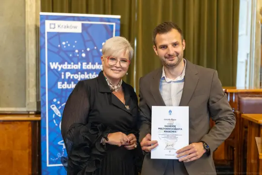 Wręczenie nagrody przez przedstawiciela miasta Krakowa.