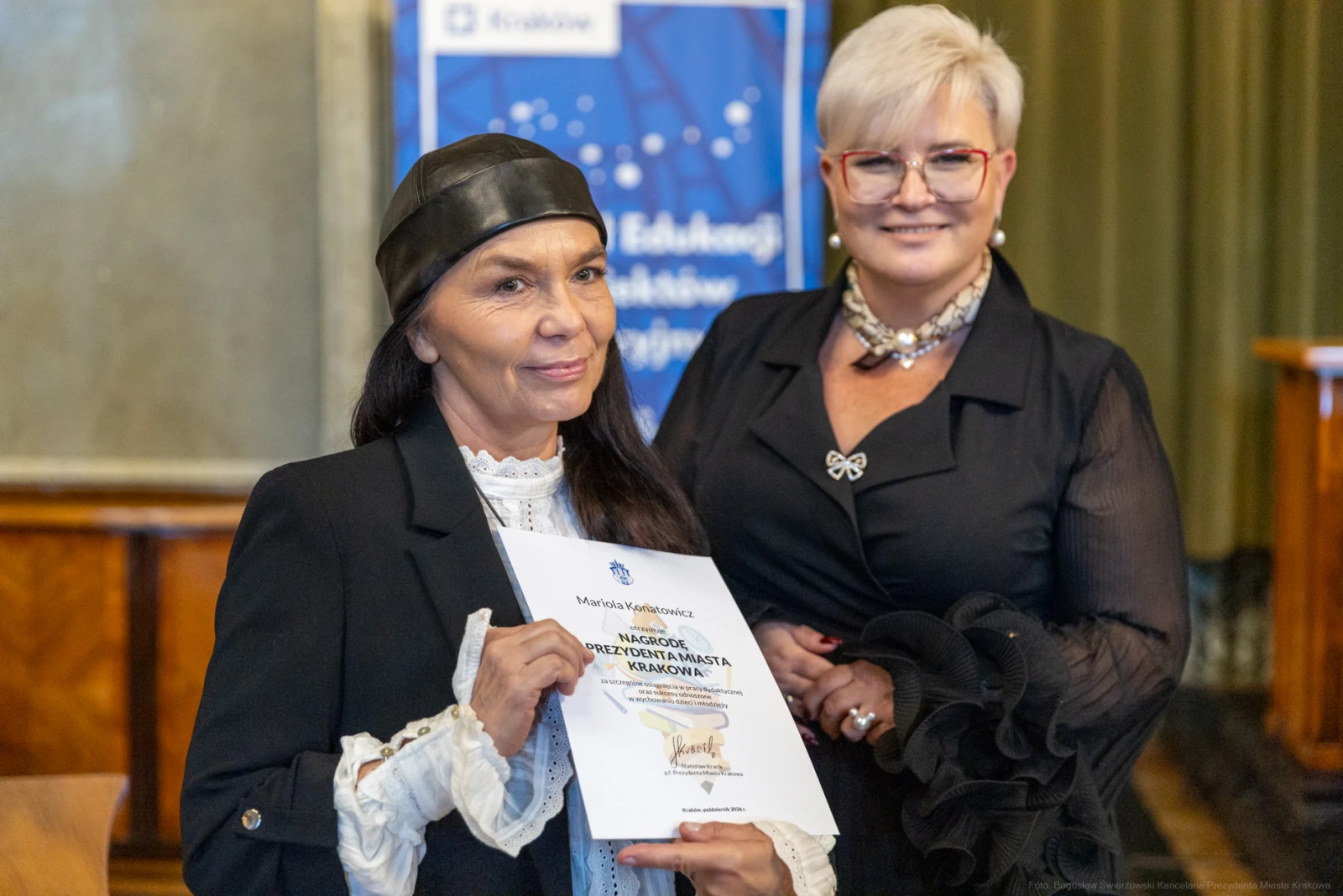 Dwie kobiety trzymają dyplom w eleganckim otoczeniu.  Autor: Bogusław Świerzowski