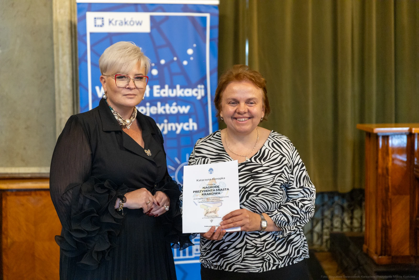 Dwie kobiety trzymające dyplom podczas uroczystości wręczenia nagród w Krakowie.  Autor: Bogusław Świerzowski