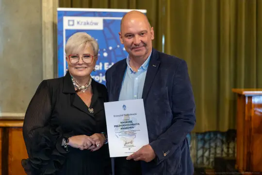 Wręczenie nagrody przez przedstawicieli Krakowa.
