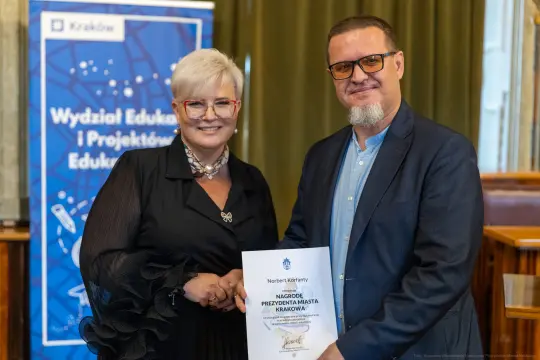 Wręczenie nagrody przez przedstawicieli Wydziału Edukacji w Krakowie.