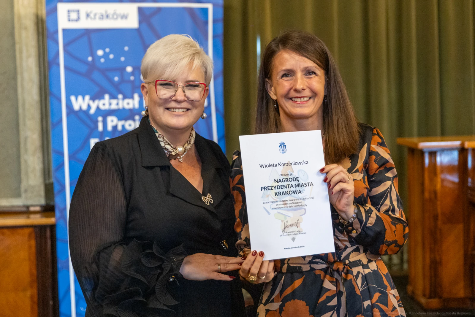 Dwie kobiety trzymają dyplom nagrody Prezydenta Miasta Krakowa.  Autor: Bogusław Świerzowski