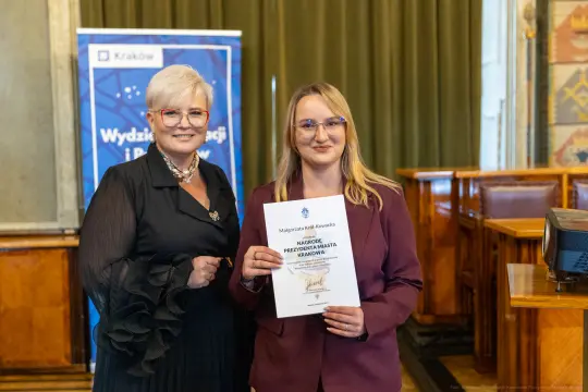 Wręczenie dyplomu przez przedstawicielkę władz Krakowa.