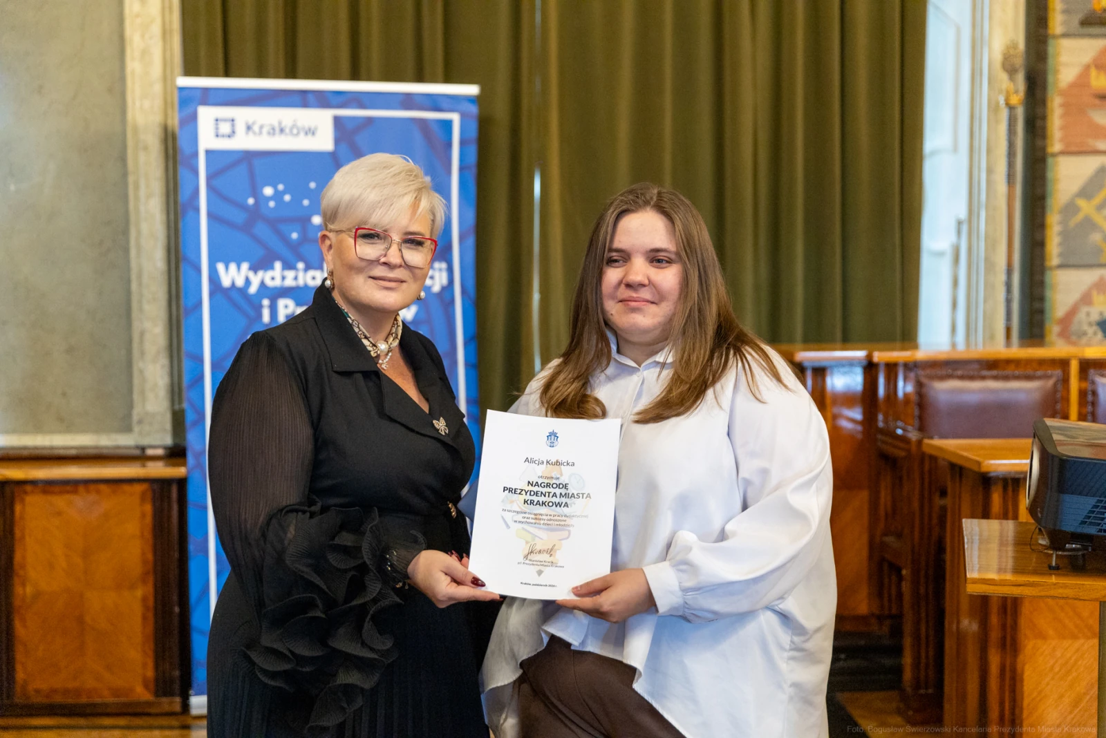 Wręczenie dyplomu w Krakowie, dwie kobiety w formalnych strojach.  Autor: Bogusław Świerzowski