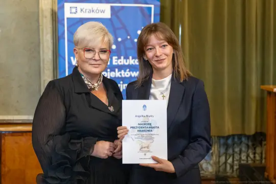 Wręczenie nagrody Prezydenta Miasta Krakowa dla wyróżnionej uczennicy.