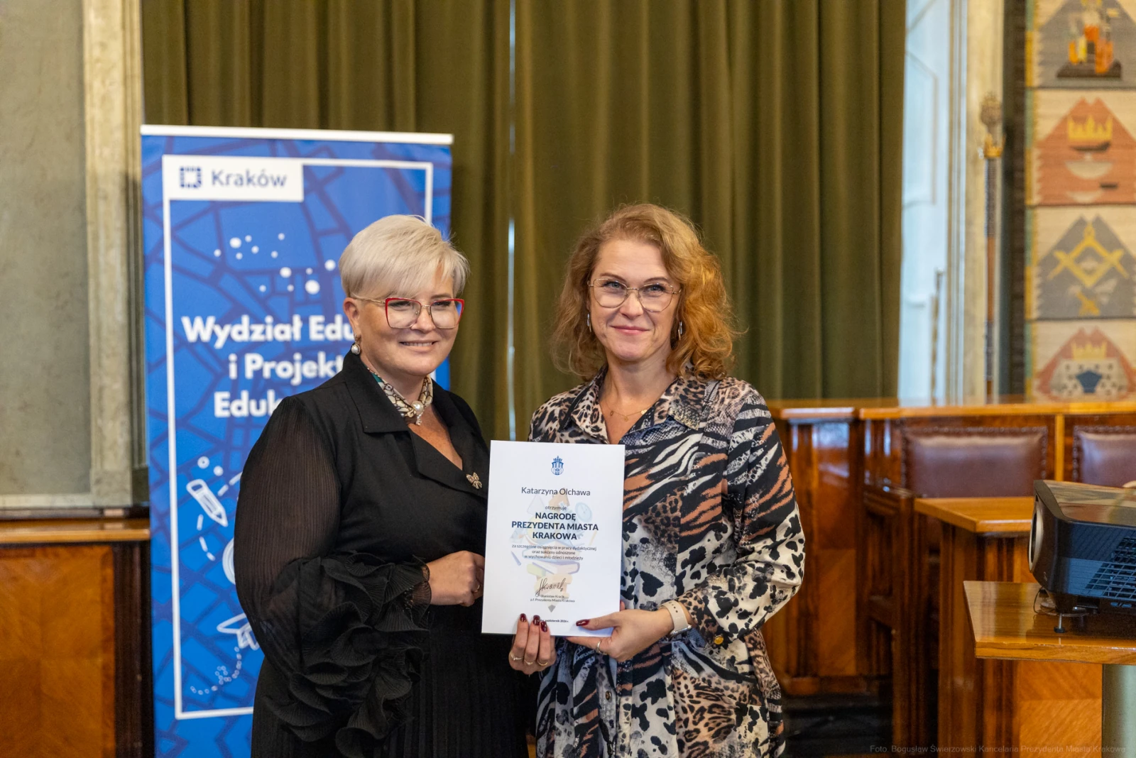Dwie kobiety trzymające dokument w sali konferencyjnej.  Autor: Bogusław Świerzowski