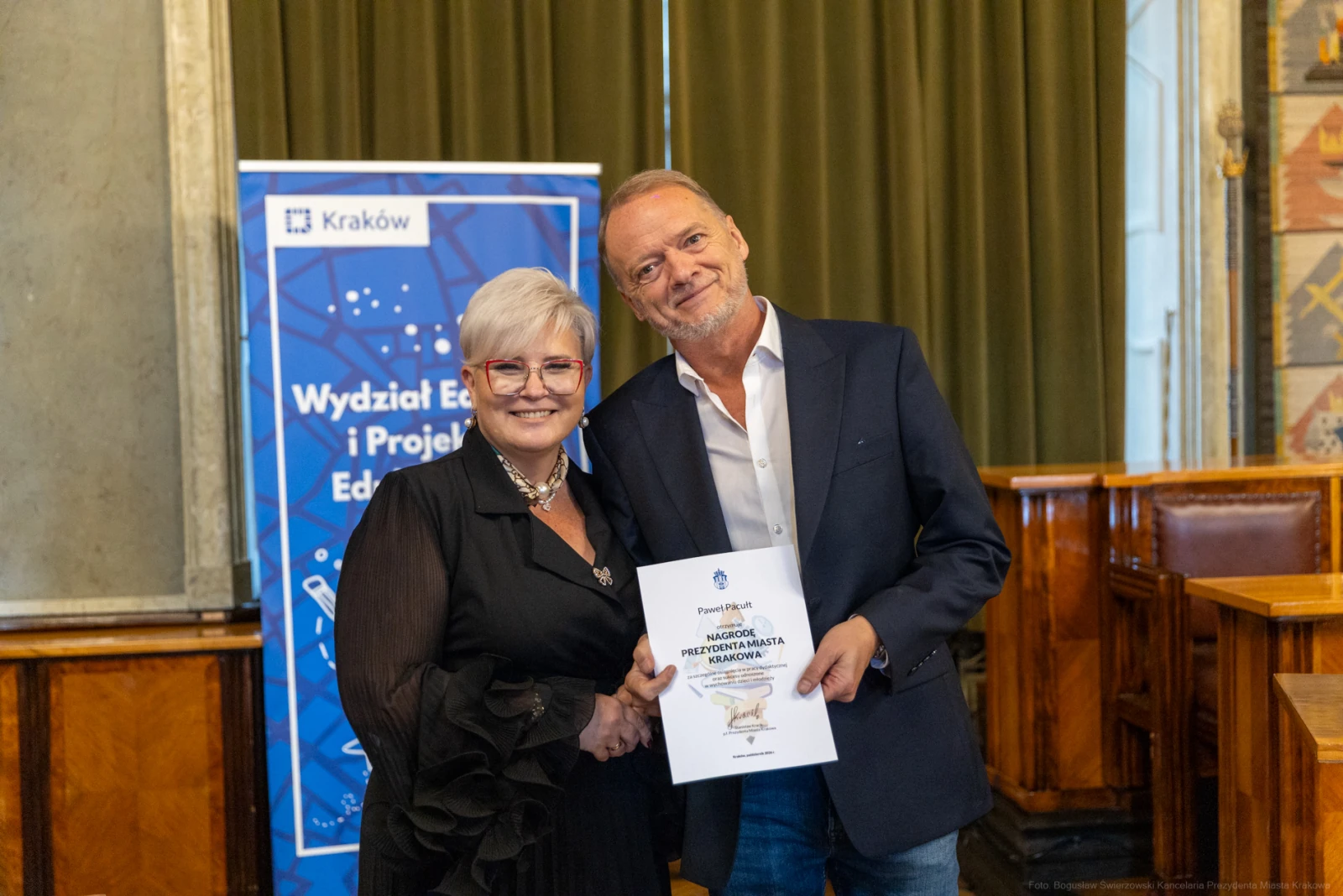 Uroczystość wręczenia nagrody z przedstawicielami Wydziału Edukacji w Krakowie.  Autor: Bogusław Świerzowski