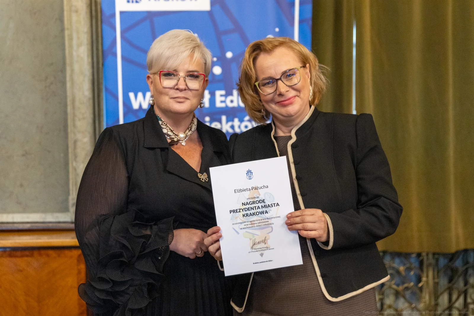 Dwie kobiety trzymające dyplom nagrody Prezydenta Miasta Krakowa.  Autor: Bogusław Świerzowski