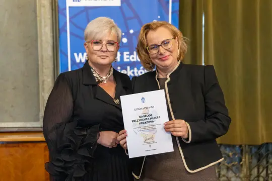 Dwie kobiety trzymające dyplom nagrody Prezydenta Miasta Krakowa.