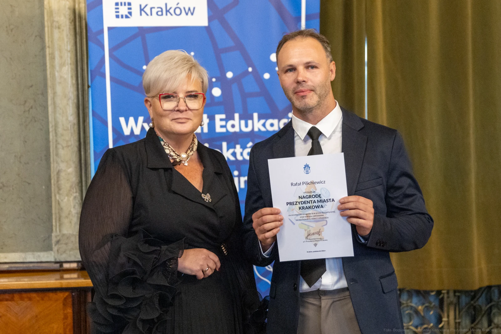 Wręczenie nagrody Prezydenta Miasta Krakowa Rafałowi Piotrowiczowi.  Autor: Bogusław Świerzowski