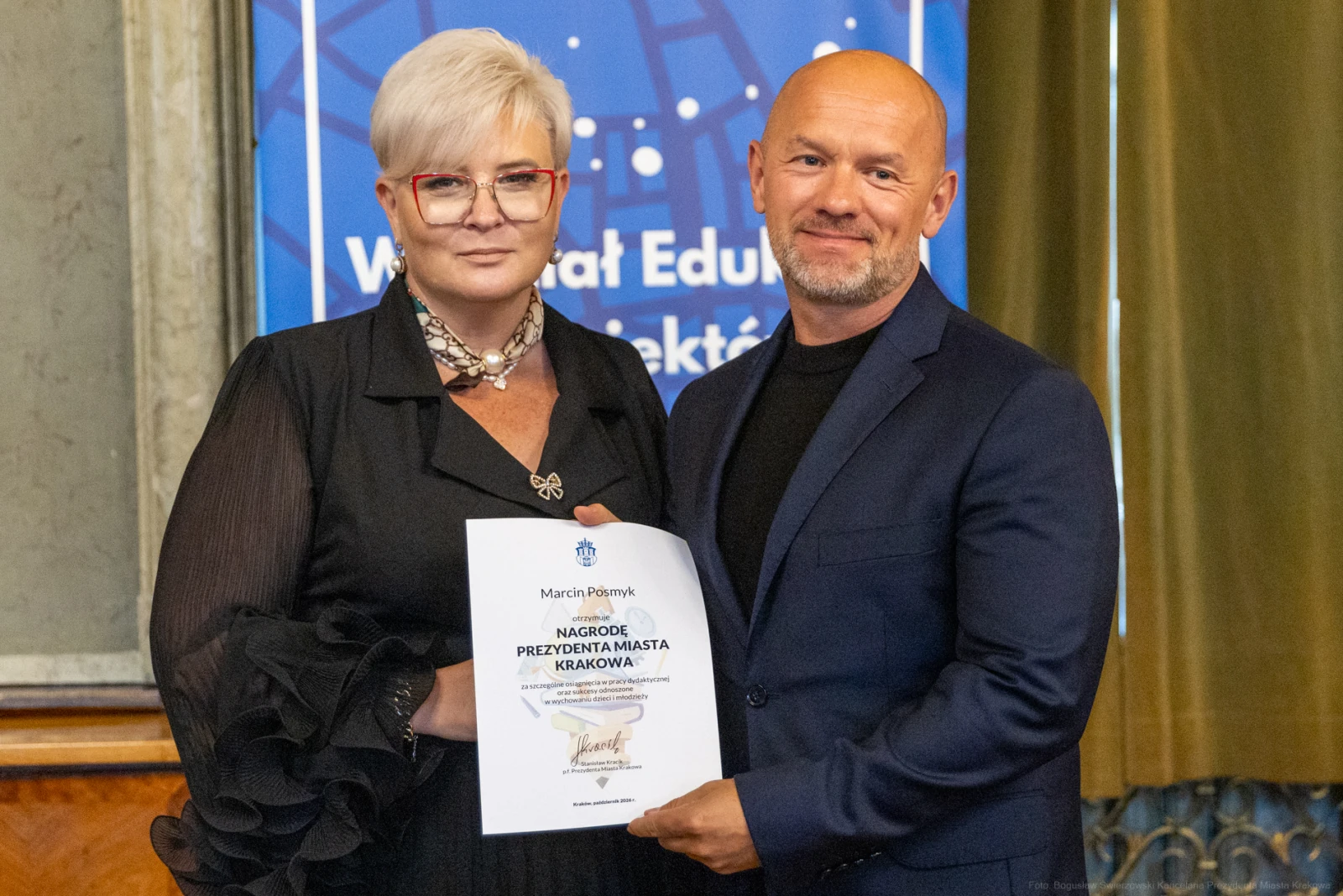 Wręczenie nagrody Prezydenta Miasta Krakowa przez Marcina Pojnika.  Autor: Bogusław Świerzowski