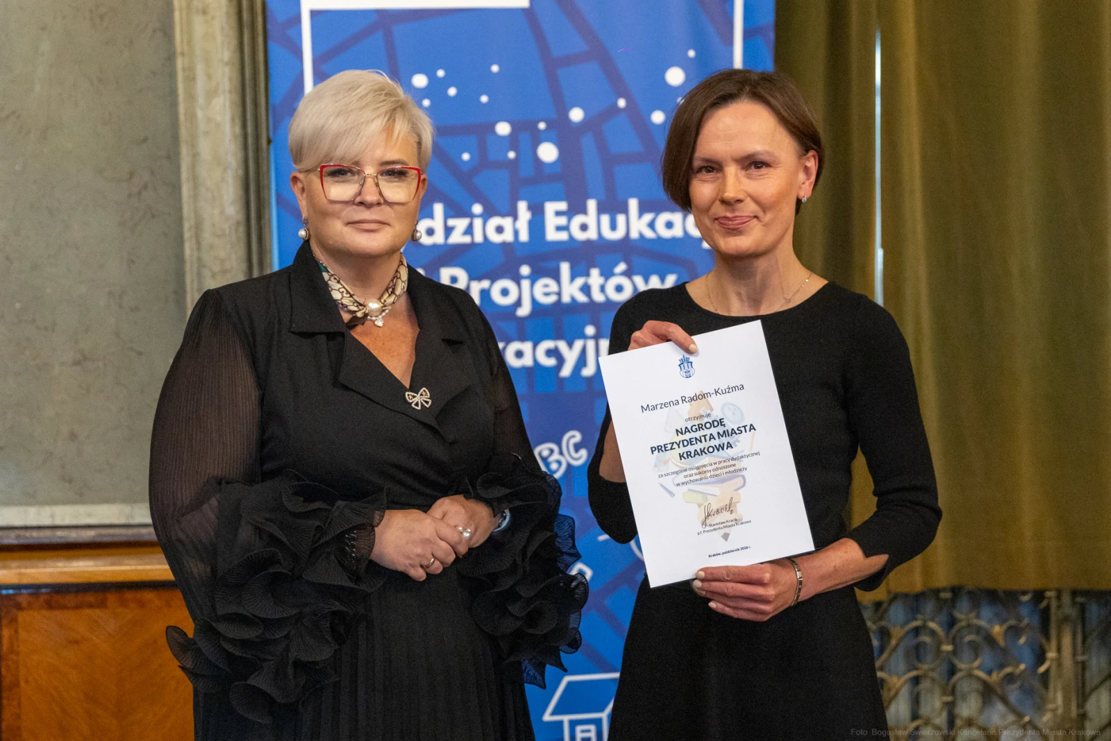 Dwie kobiety trzymają certyfikat w sali z dekoracjami.  Autor: Bogusław Świerzowski