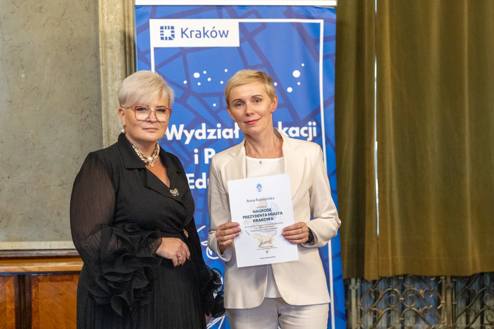 Dwie kobiety trzymają certyfikat w sali z dekoracjami.  Autor: Bogusław Świerzowski