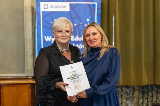 Wręczenie nagrody w Krakowie, dwie kobiety trzymające dyplom.