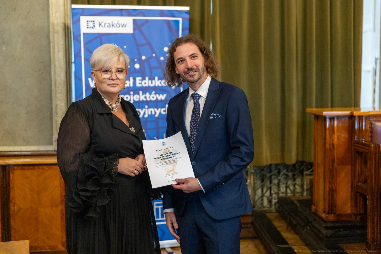 Wręczenie nagrody w Krakowie, dwie osoby trzymają dyplom.  Autor: Bogusław Świerzowski