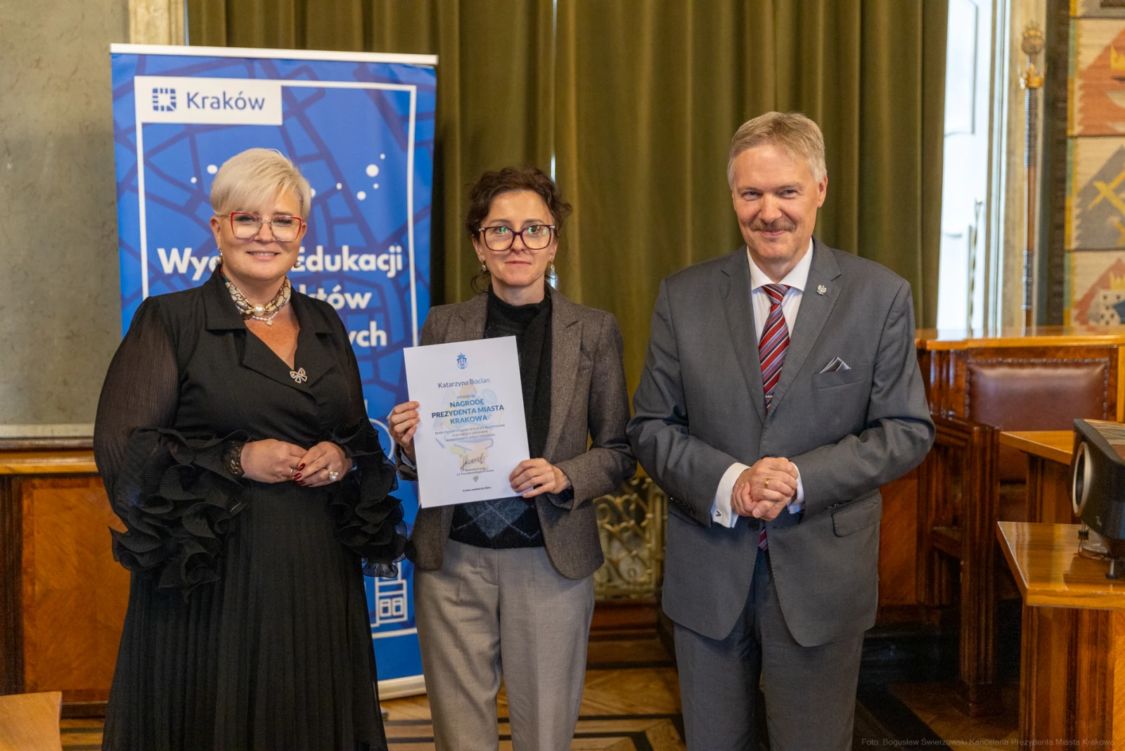 Wręczenie dyplomu w Krakowie, trzy osoby w formalnych strojach.  Autor: Bogusław Świerzowski