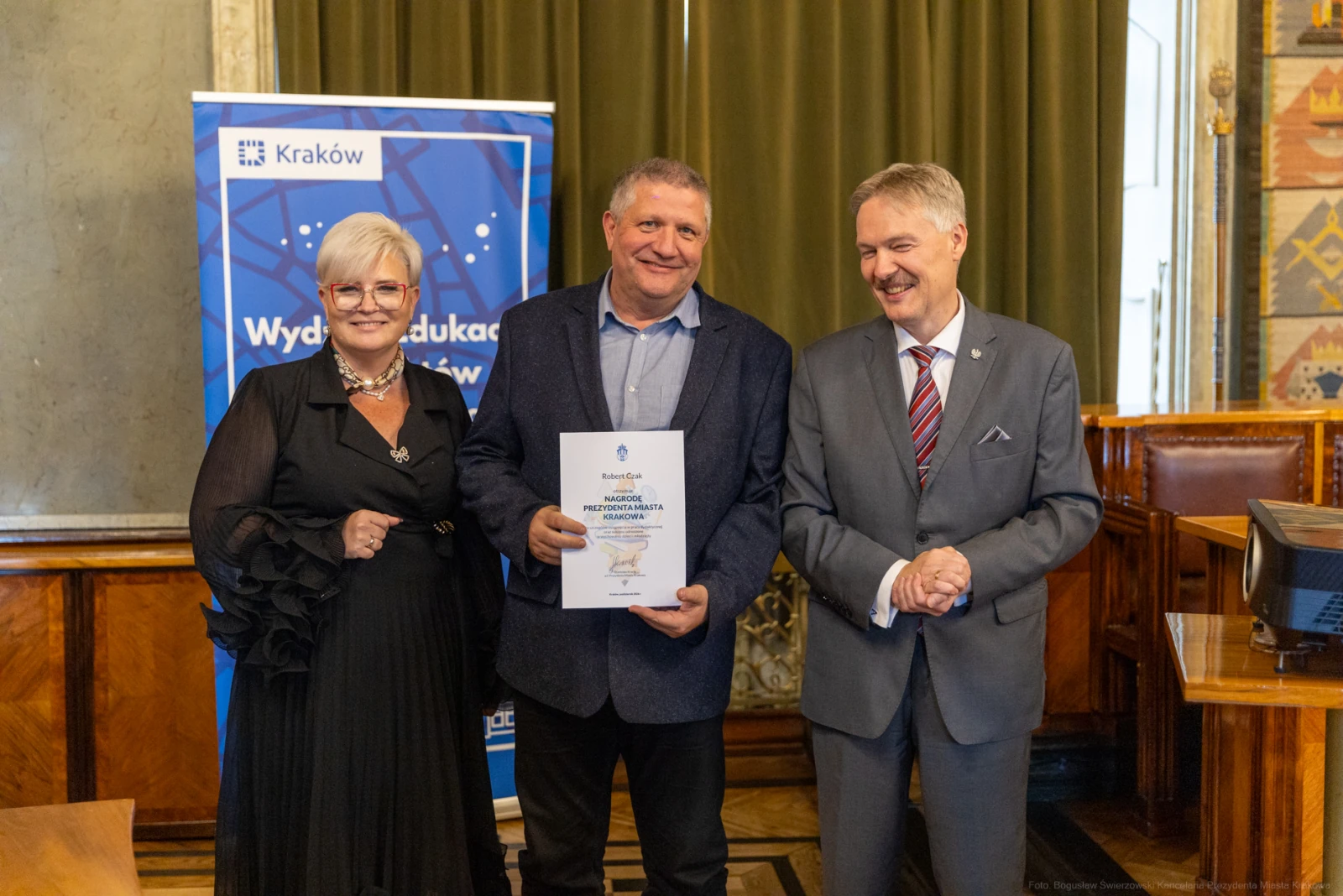 Wręczenie nagrody przez przedstawicieli Wydziału Edukacji w Krakowie.  Autor: Bogusław Świerzowski