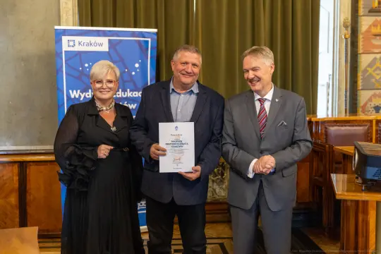 Wręczenie nagrody przez przedstawicieli Wydziału Edukacji w Krakowie.