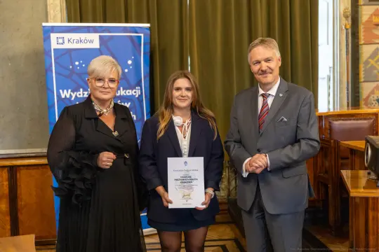 Wręczenie nagrody przez przedstawicieli Wydziału Edukacji w Krakowie.
