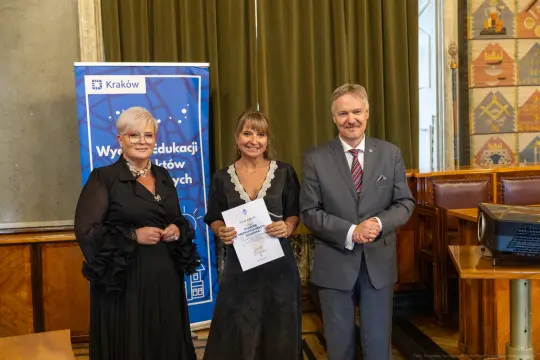 Uroczystość wręczenia nagród w Krakowie, uczestnicy w eleganckich strojach.