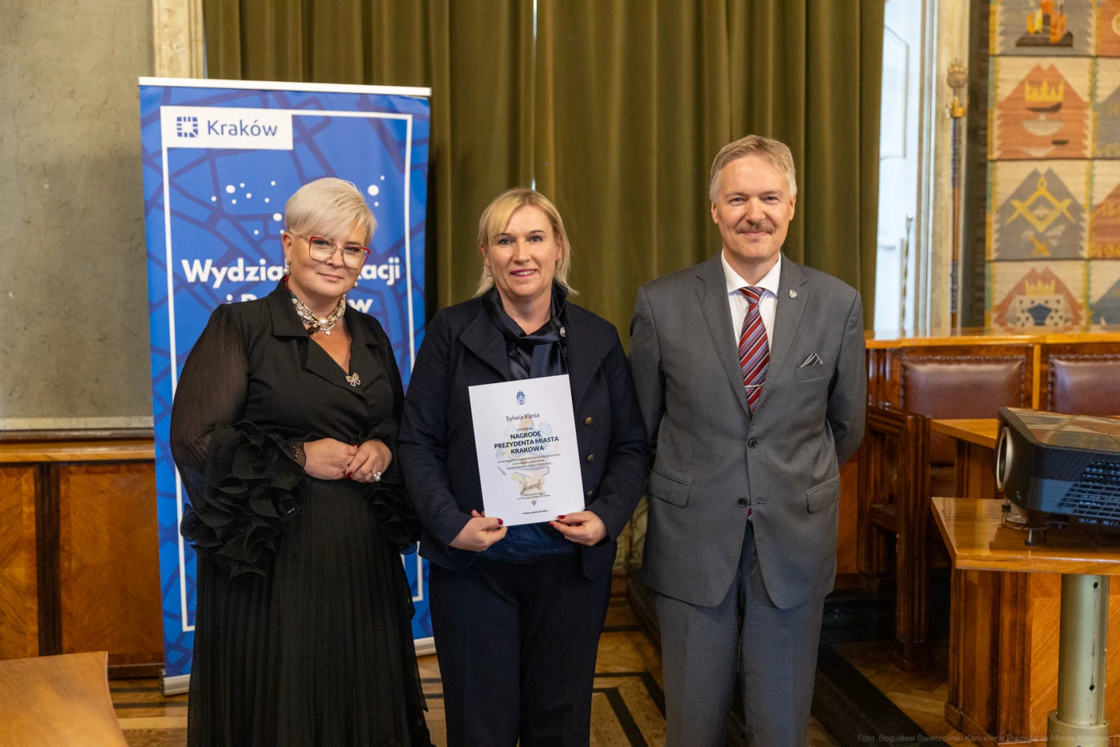 Wręczenie dyplomu przez przedstawicieli Wydziału Edukacji w Krakowie.  Autor: Bogusław Świerzowski