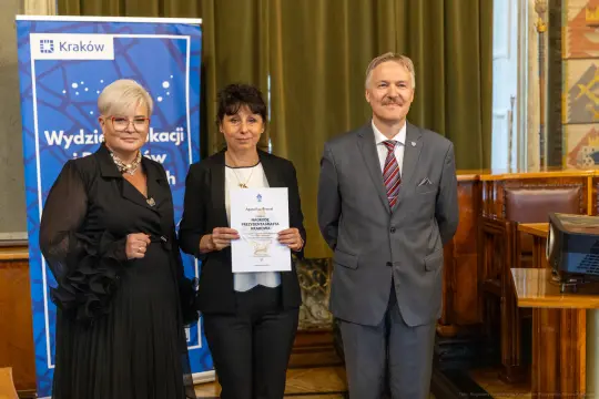 Wręczenie dyplomu przez przedstawicieli Wydziału Edukacji w Krakowie.