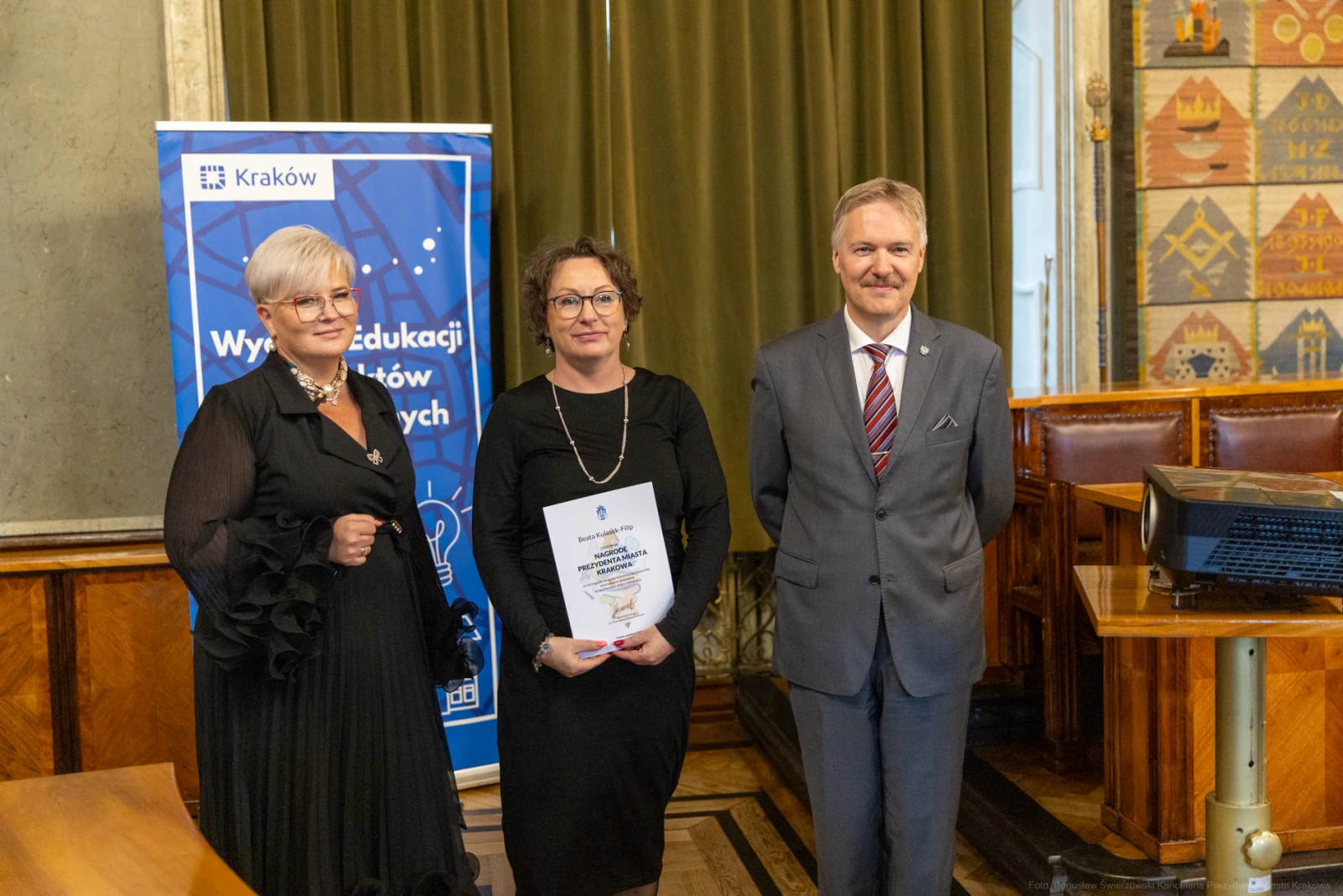 Wręczenie nagrody w sali z przedstawicielami władz Krakowa.  Autor: Bogusław Świerzowski