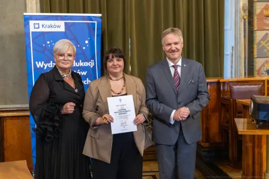 Wręczenie nagrody przez przedstawicieli władz Krakowa.