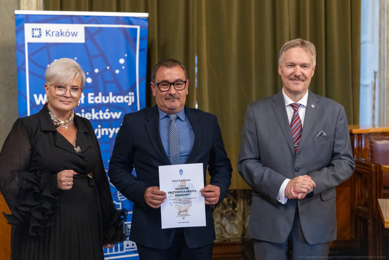 Wręczenie nagrody w Krakowie, trzech mężczyzn i kobieta w eleganckich strojach.  Autor: Bogusław Świerzowski