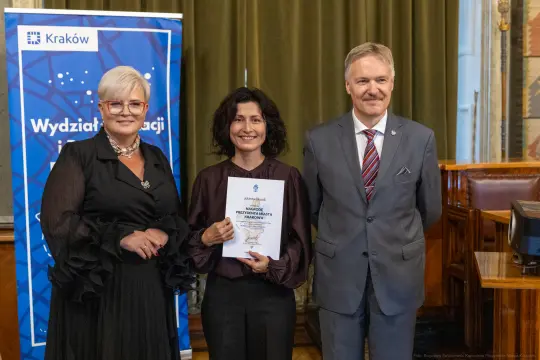 Wręczenie nagrody przez przedstawicieli Wydziału Inżynierii w Krakowie.