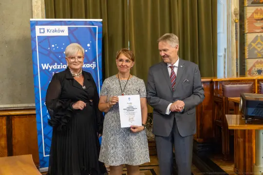 Wręczenie nagrody przez przedstawicieli Wydziału Edukacji w Krakowie.