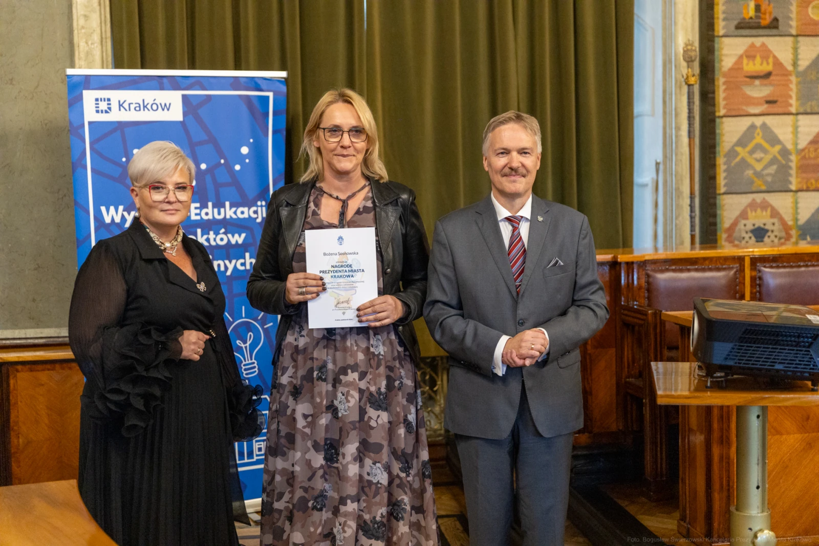 Wręczenie nagrody w Krakowie, trzy osoby pozujące z dyplomem.  Autor: Bogusław Świerzowski