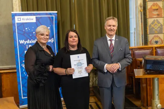 Wręczenie nagrody przez przedstawicieli Wydziału Edukacji i Sportu w Krakowie.