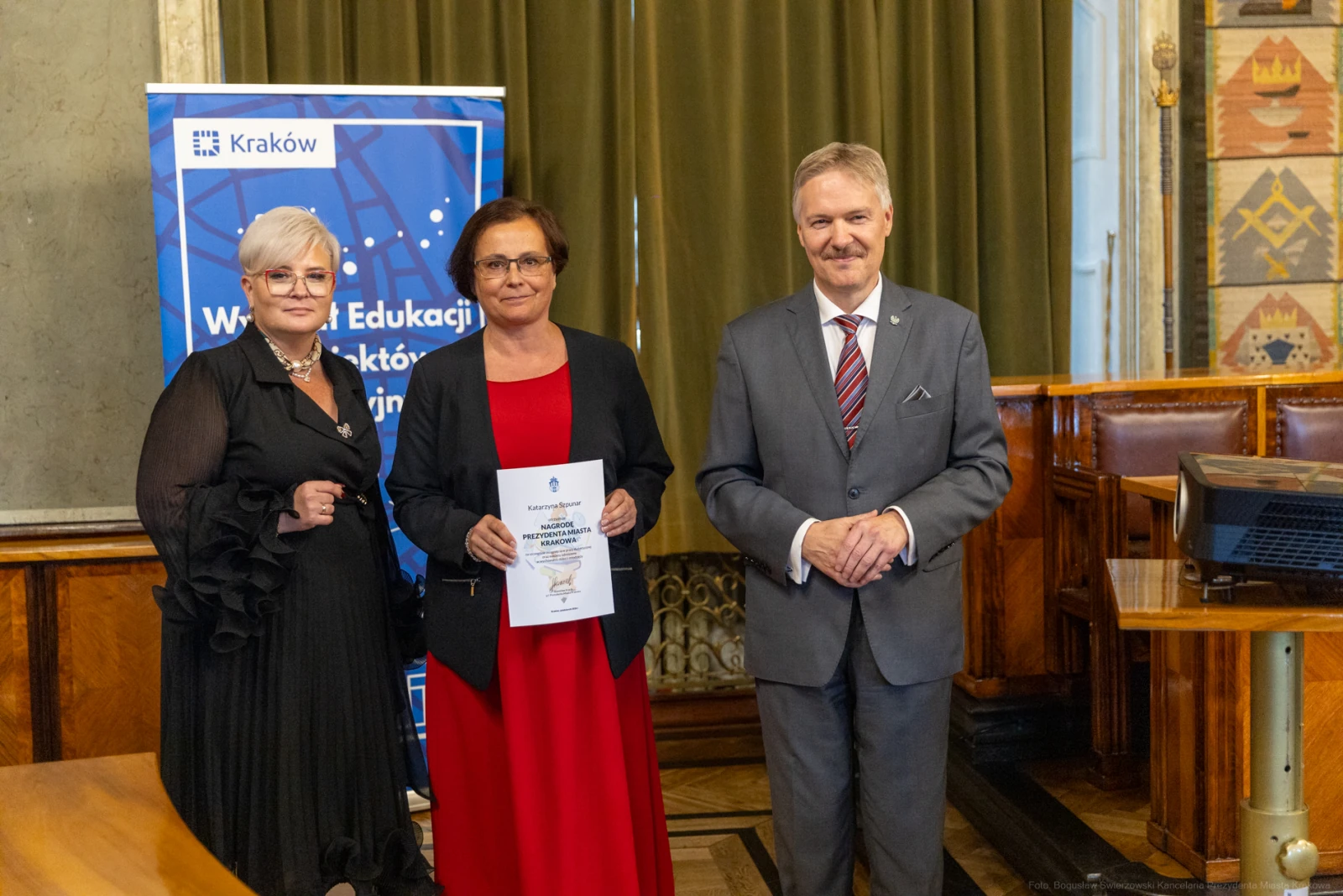 Wręczenie nagrody w Krakowie, trzy osoby pozujące z dyplomem.  Autor: Bogusław Świerzowski