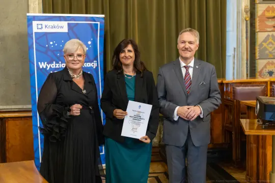 Wręczenie dyplomu przez przedstawicieli Wydziału Edukacji w Krakowie.