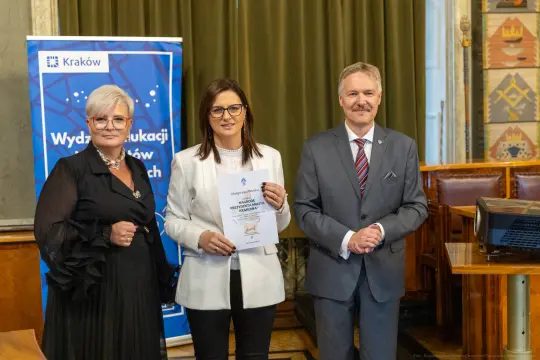 Wręczenie nagrody przez przedstawicieli Wydziału Edukacji w Krakowie.