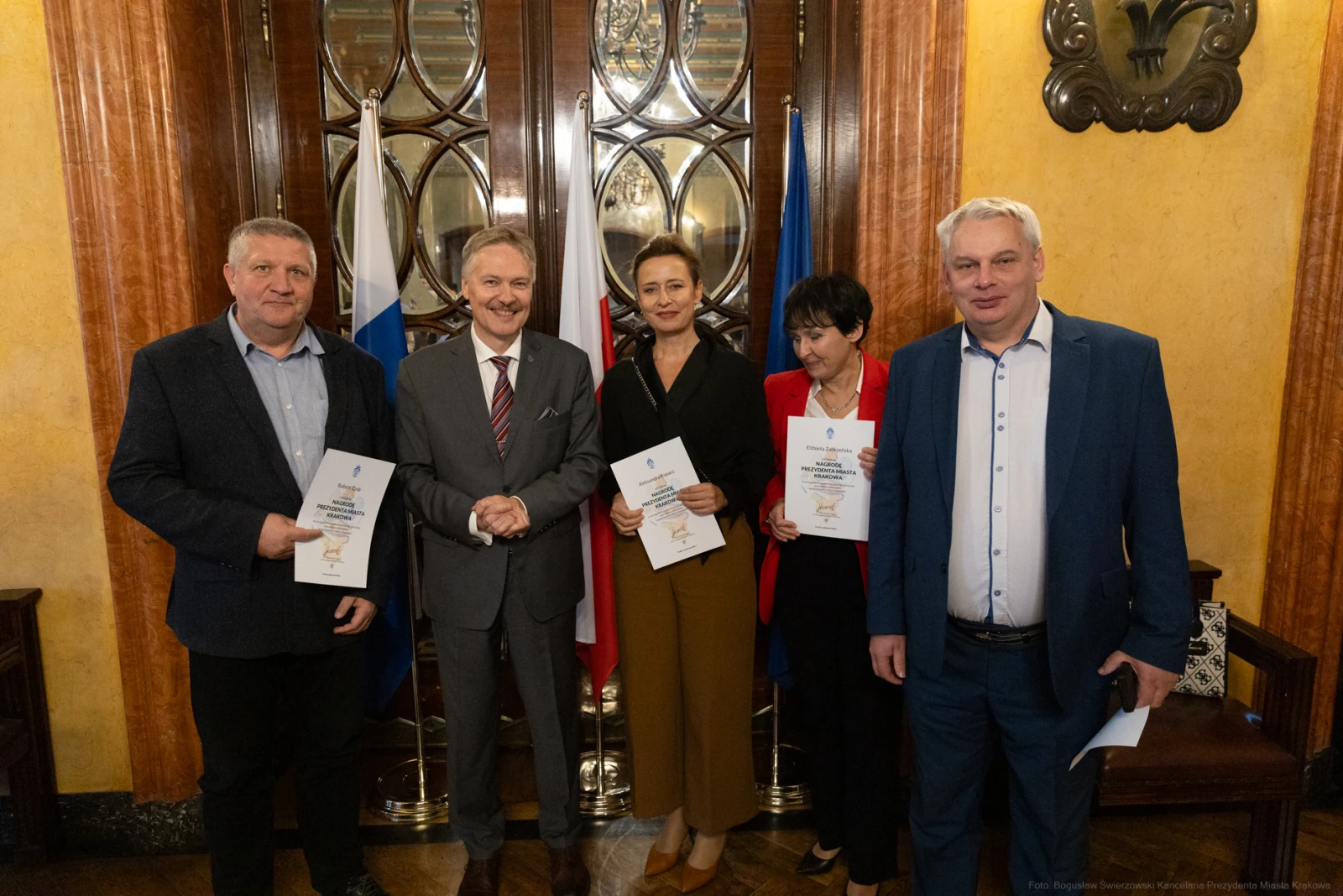 Uroczystość wręczenia dyplomów przez przedstawicieli władz lokalnych.  Autor: Bogusław Świerzowski