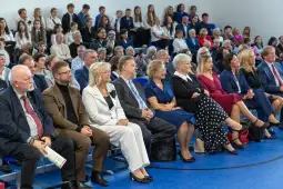 Grupa ludzi siedzących na widowni podczas wydarzenia, wśród nich przedstawiciele różnych pokoleń.