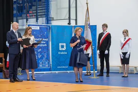 Uroczystość szkolna z przemówieniami i wręczeniem nagród.