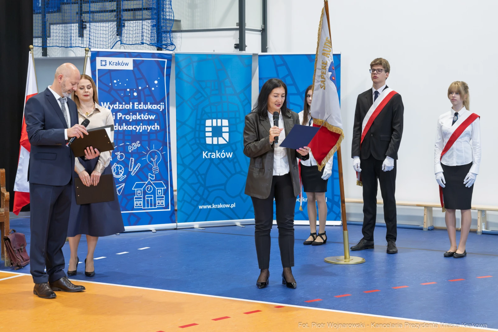 Uroczystość wręczenia dyplomów w Krakowie, uczestnicy w strojach galowych.  Autor: Piotr Wojnarowski