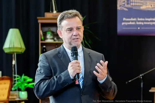 876_020_fot. Piotr Wojnarowski.jpg - Szkoła Podstawowa nr 124, Bieżanów-Prokocim, jubileusz 150-lecia SP 124, nowy budynek szkoły, sala gimnastyczna, prezentacja szkoły, rozbudowa szkoły, inwestycje oświatowe, Polski Ład, zdjęcia