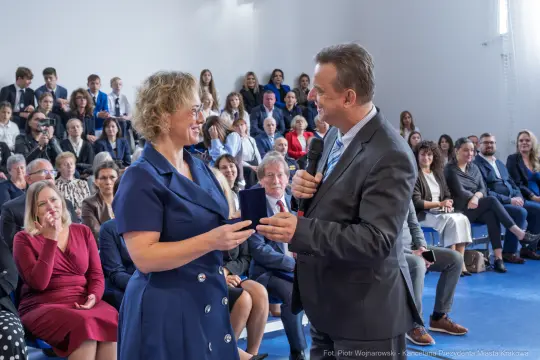 Wręczenie nagrody podczas uroczystości w obecności zgromadzonej publiczności.