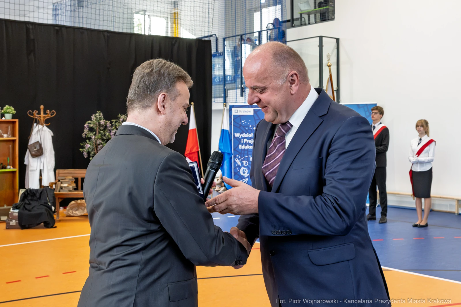 Wręczenie nagrody podczas uroczystości w hali sportowej.  Autor: Piotr Wojnarowski