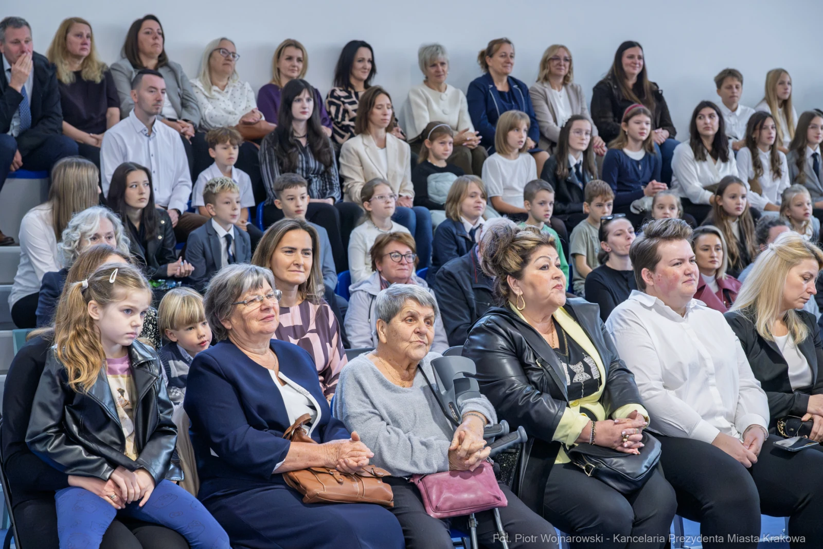 Grupa ludzi siedzących na widowni, w różnym wieku, w trakcie wydarzenia.  Autor: Piotr Wojnarowski