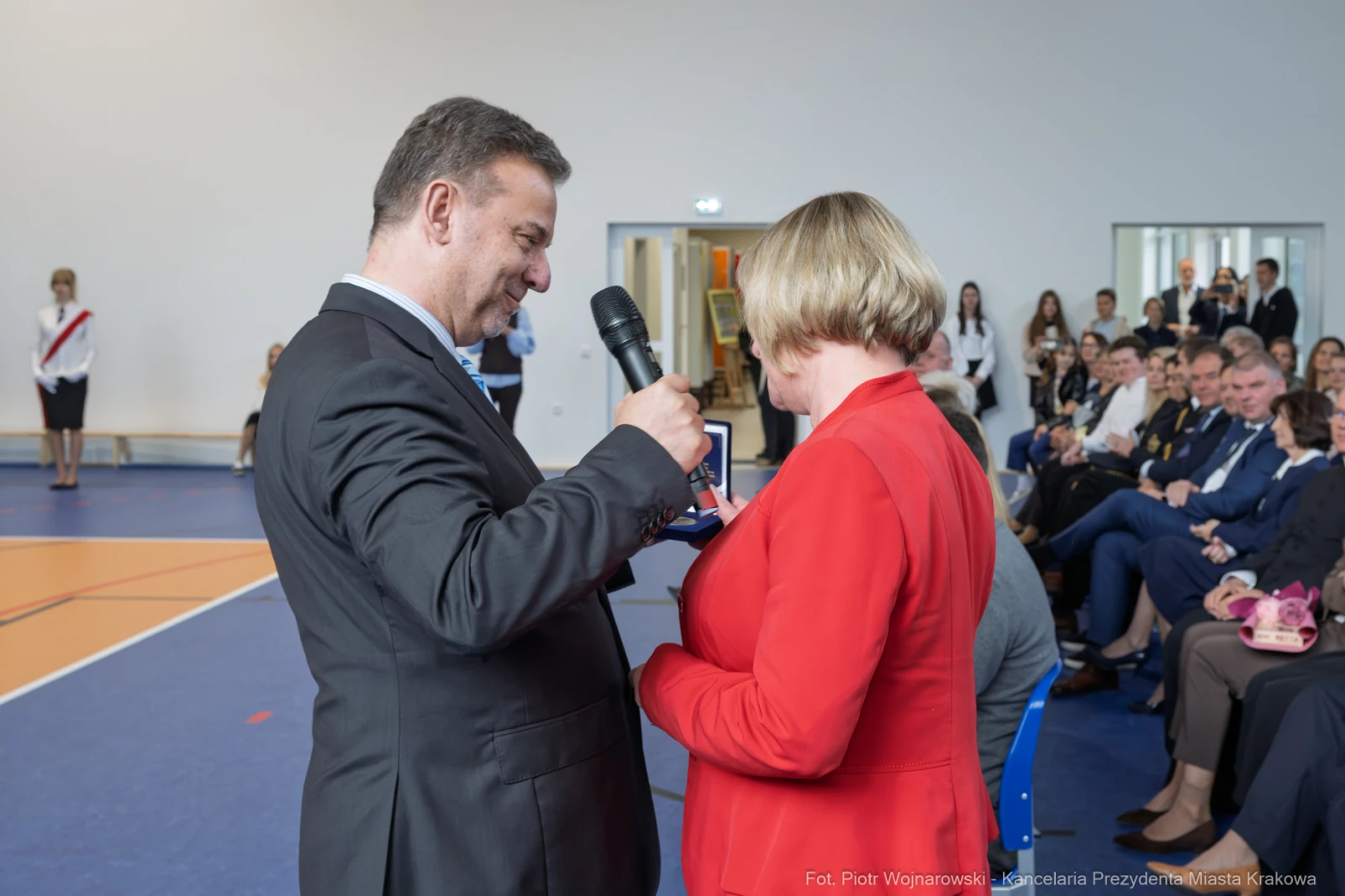 Wręczenie nagrody podczas uroczystości w sali sportowej.  Autor: Piotr Wojnarowski