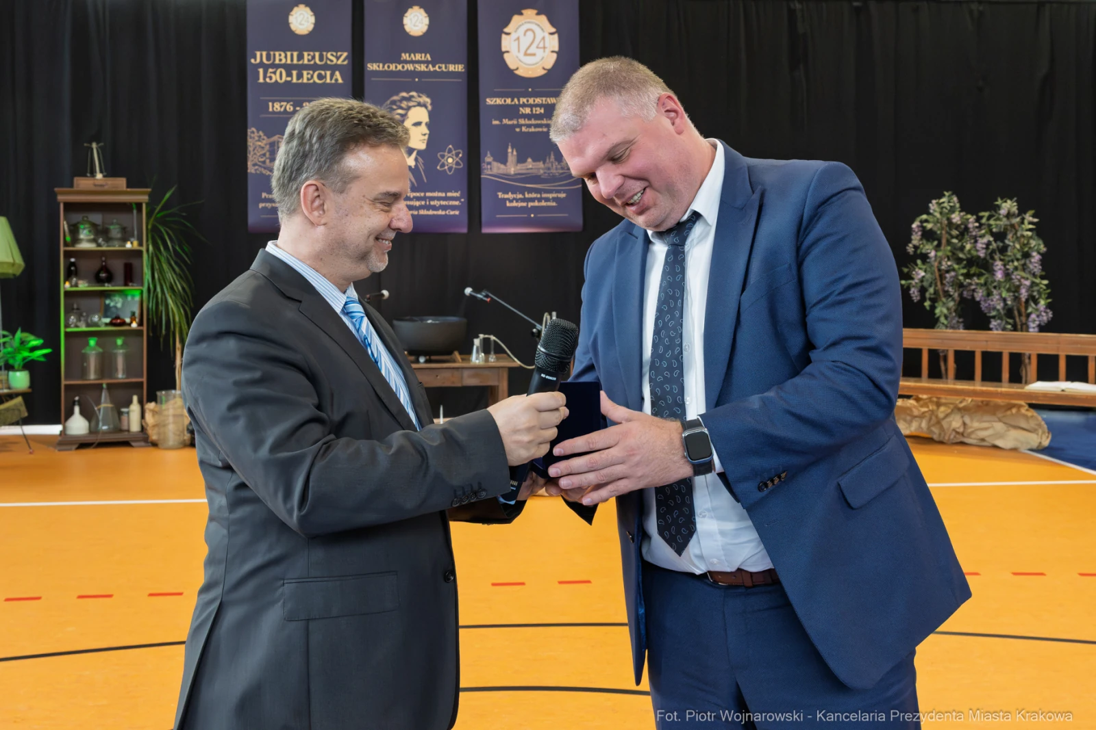 Wręczenie nagrody podczas jubileuszu 150-lecia szkoły.  Autor: Piotr Wojnarowski