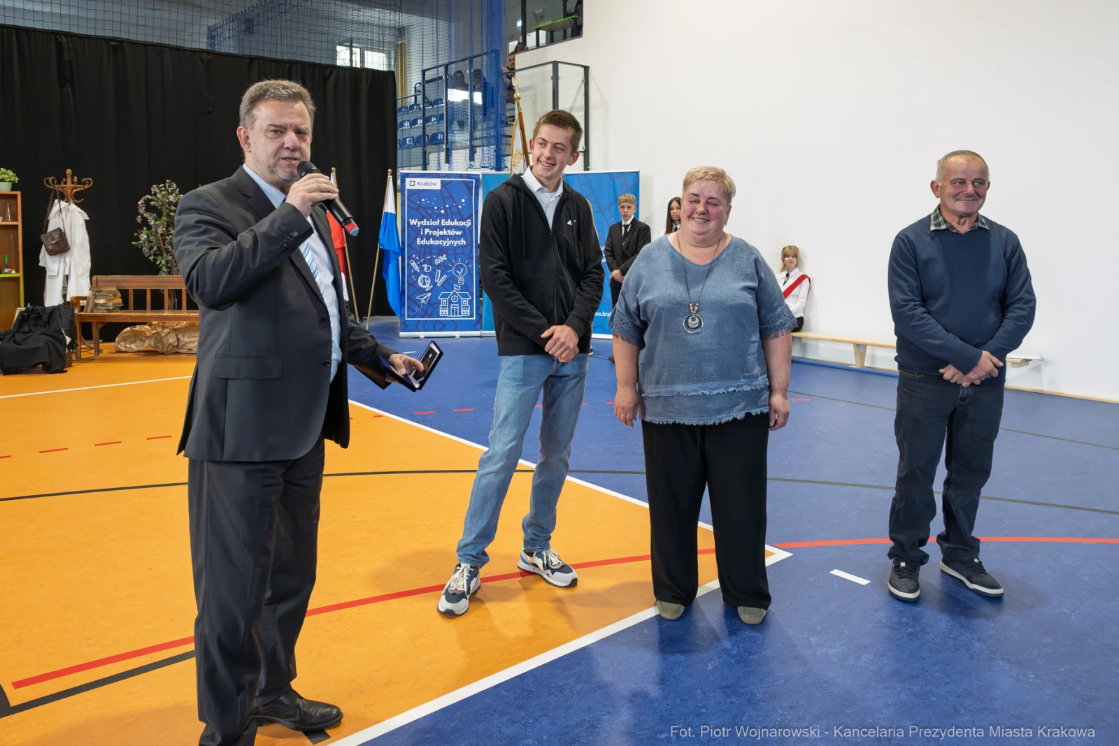 Wręczenie nagród w hali sportowej, cztery osoby na tle boiska.  Autor: Piotr Wojnarowski